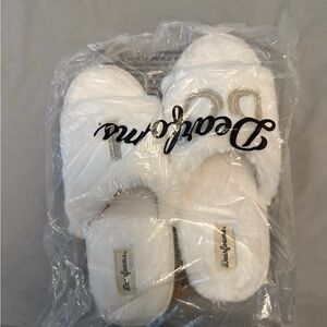 Dearfoams Fluffy White Slippers